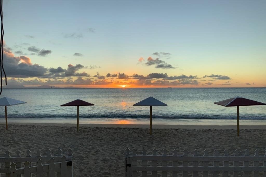 Nær stranden og strandhåndklær