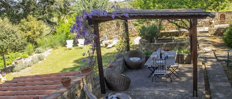 تناول الطعام بالخارج