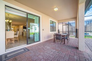 Villa (Multiple Bedrooms) | Restaurante al aire libre