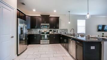 Villa (Multiple Bedrooms) | Eget kjøkken | Kjøleskap, mikrobølgeovn, ovn og kokeplater