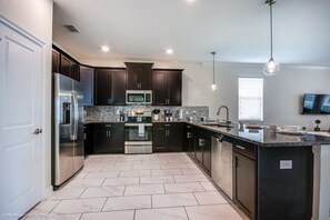 Vil·la (Multiple Bedrooms) | Cuina privada | Frigorífic, microones, forn i placa de cuina