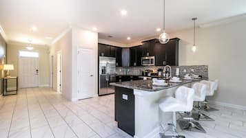 Villa (Multiple Bedrooms) | Cocina privada | Refrigerador, microondas, horno y parrilla de estufa