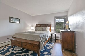 2 bedrooms, iron/ironing board, Internet, bed sheets