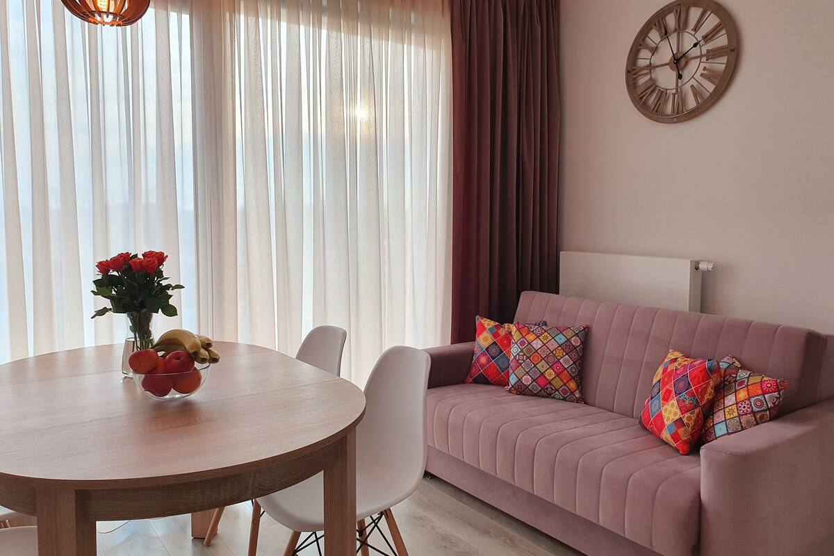 Studio Suite | Living area | Flat-screen TV