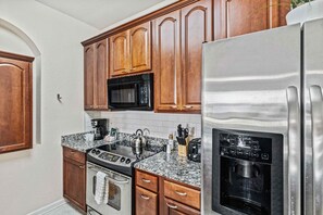 Apartamento (2 Bedrooms) | Cozinha privada | Geladeira, micro-ondas, fogão, cooktop