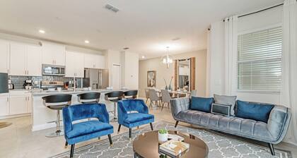 Modern Townhome W/private Pool & Free Water Park!