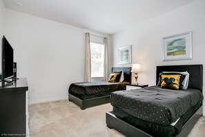 1 bedroom, desk, free cots/infant beds, bed sheets