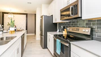 Villa (4 Bedrooms) | Cocina privada | Refrigerador, microondas, parrilla de estufa y lavavajillas