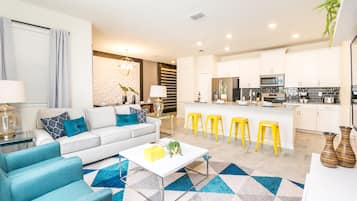 Villa (4 Bedrooms) | Área de sala de estar | Televisión