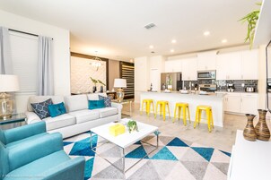 Villa (4 Bedrooms) | Wohnbereich | Fernseher