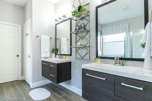 Villa (5 Bedrooms) | Bathroom | Towels
