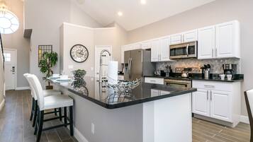 Villa (5 Bedrooms) | Dapur peribadi | Ketuhar gelombang mikro, ketuhar, dapur, mesin basuh pinggan mangkuk