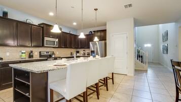 Villa (Multiple Bedrooms) | Dapur peribadi | Ketuhar gelombang mikro, ketuhar, dapur, mesin basuh pinggan mangkuk