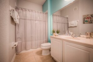 Apartment (3 Bedrooms) | Bathroom | Towels, toilet paper - Tropicana Lakeview (Orlando)