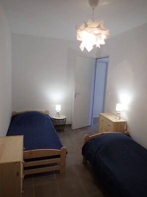 2 slaapkamers, een strijkplank/strijkijzer, reisbedje, gratis wifi