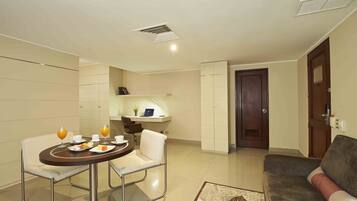 1 makuuhuone, untuvapeitot, yksilöllisesti sisustettu, työpöytä