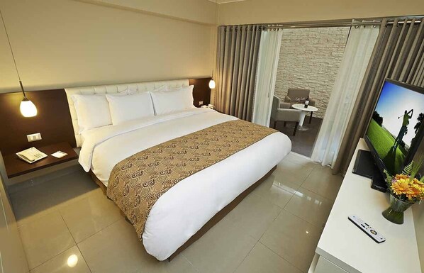 Donsdekens, individueel gedecoreerd, een bureau, een laptopwerkplek