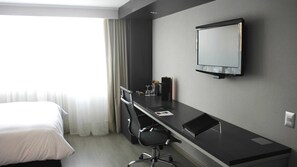 Donsdekens, individueel gedecoreerd, een bureau, een laptopwerkplek