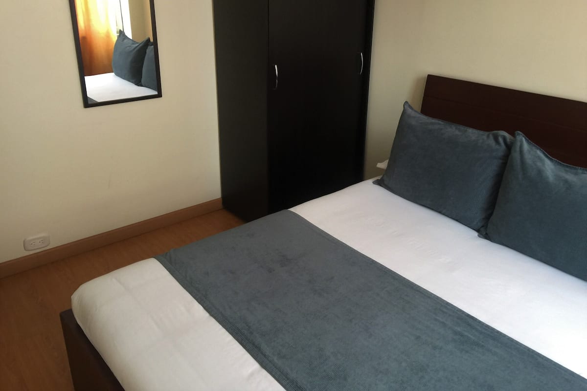 Minibar, escritorio, espacio para trabajar con laptop y wifi gratis