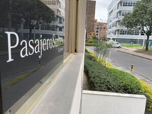 A hotel entrance with a sign reading "Pasajeros Suites Corteras".