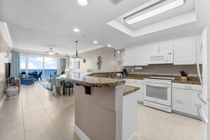 Studio (2 Bedrooms) | Interior - Boardwalk Resort 2210 - 1998733 (Panama City Beach)