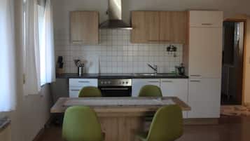Réfrigérateur, micro-ondes, plaque de cuisson, cafetiÚre/bouilloire