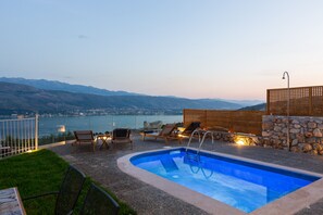 Ulkouima-allas, aurinkotuoleja