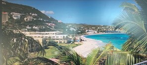 Na praia, espreguiçadeiras, toalhas de praia 