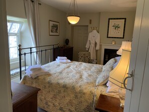 3 bedrooms, iron/ironing board, travel cot, free WiFi - Unique Bed & Breakfast with stunning views (Brecon)