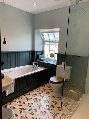 Badewanne, Regendusche, Haartrockner, Bademäntel