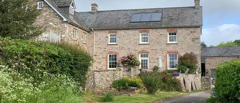 المنشأة من الخارج