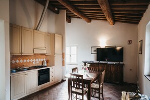 Refrigerador, horno, utensilios de cocina y comedor