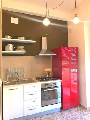 Oven, coffee/tea maker - Siracusa Boutique Apartments: Superior (Syracuse)