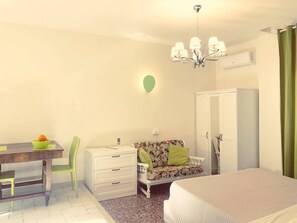 1 habitación, tabla de planchar con plancha, cuna de viaje y wifi 