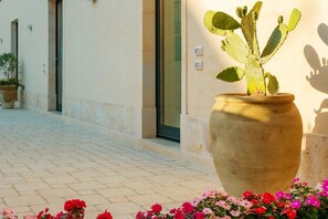 Exterior detail - Lemon Tree Villa | Casa Arancio (Syracuse)