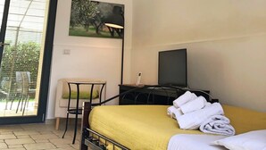 1 bedroom, iron/ironing board, WiFi, bed sheets - Lemon Tree Villa | Casa Ulivo, Lemon Tree Villa Casa Ulivo (Syracuse)