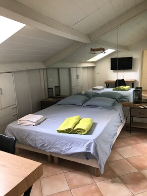 3 chambres, fer et planche à repasser, Wi-Fi, draps fournis