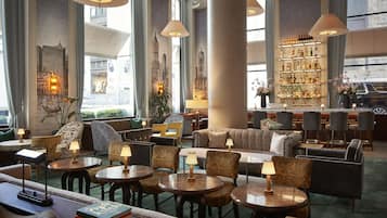 Lobby-lounge