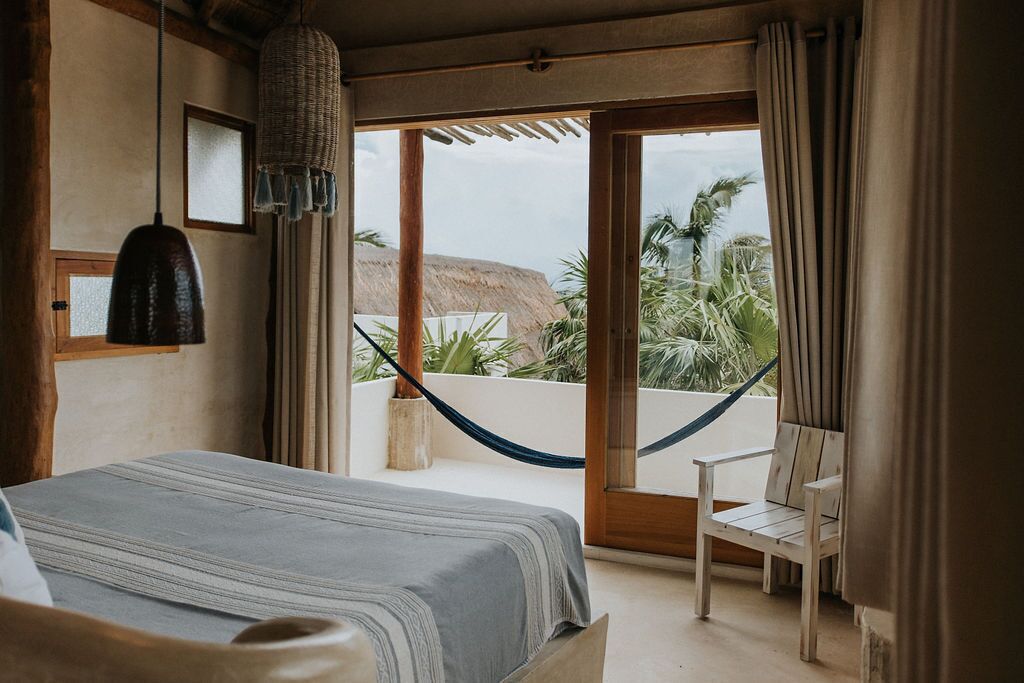 4 makuuhuonetta, tallelokero huoneessa, työpöytä, silitysrauta/-lauta