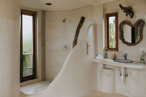 Douche, séchoir à cheveux, serviettes fournies, savon