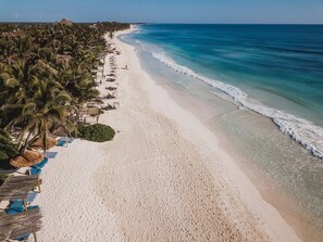 På stranden, solstolar och strandhanddukar