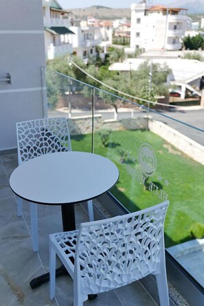 Deluxe driepersoonskamer | Geluiddichte muren, een strijkplank/strijkijzer