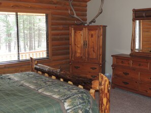 3 bedrooms, desk, iron/ironing board, free WiFi - Hidden Log Cabin Deep in Elk Country -Grand Canyon (Parks)