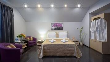 Suite Studio Luxe | Bureau, espace de travail pour ordinateur portable, rideaux occultants