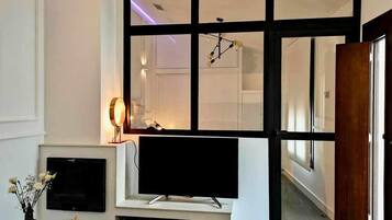 TV, caminetto