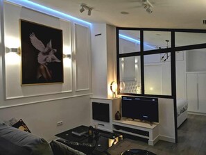 Televisión y chimenea 