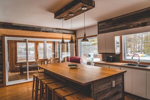 Frigobar, microondas, tostadora, utensilios de cocina