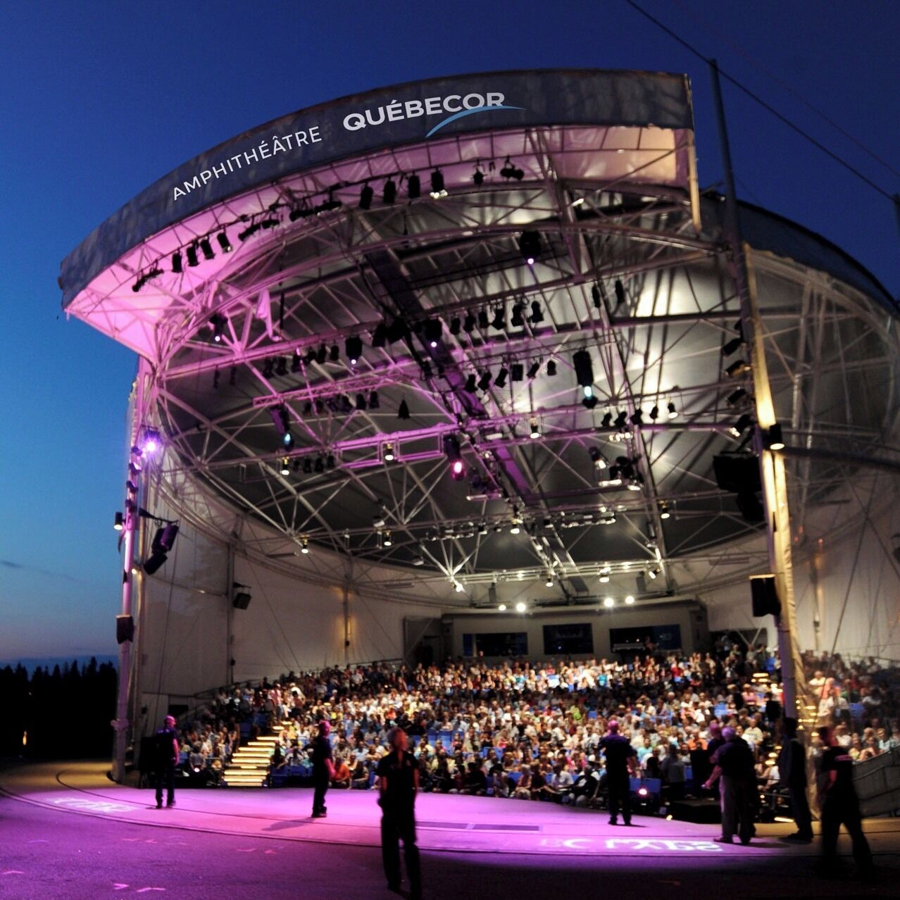 L’amphithéâtre Québecor, avec sa grande scène à ciel ouvert et une foule de spectateurs.