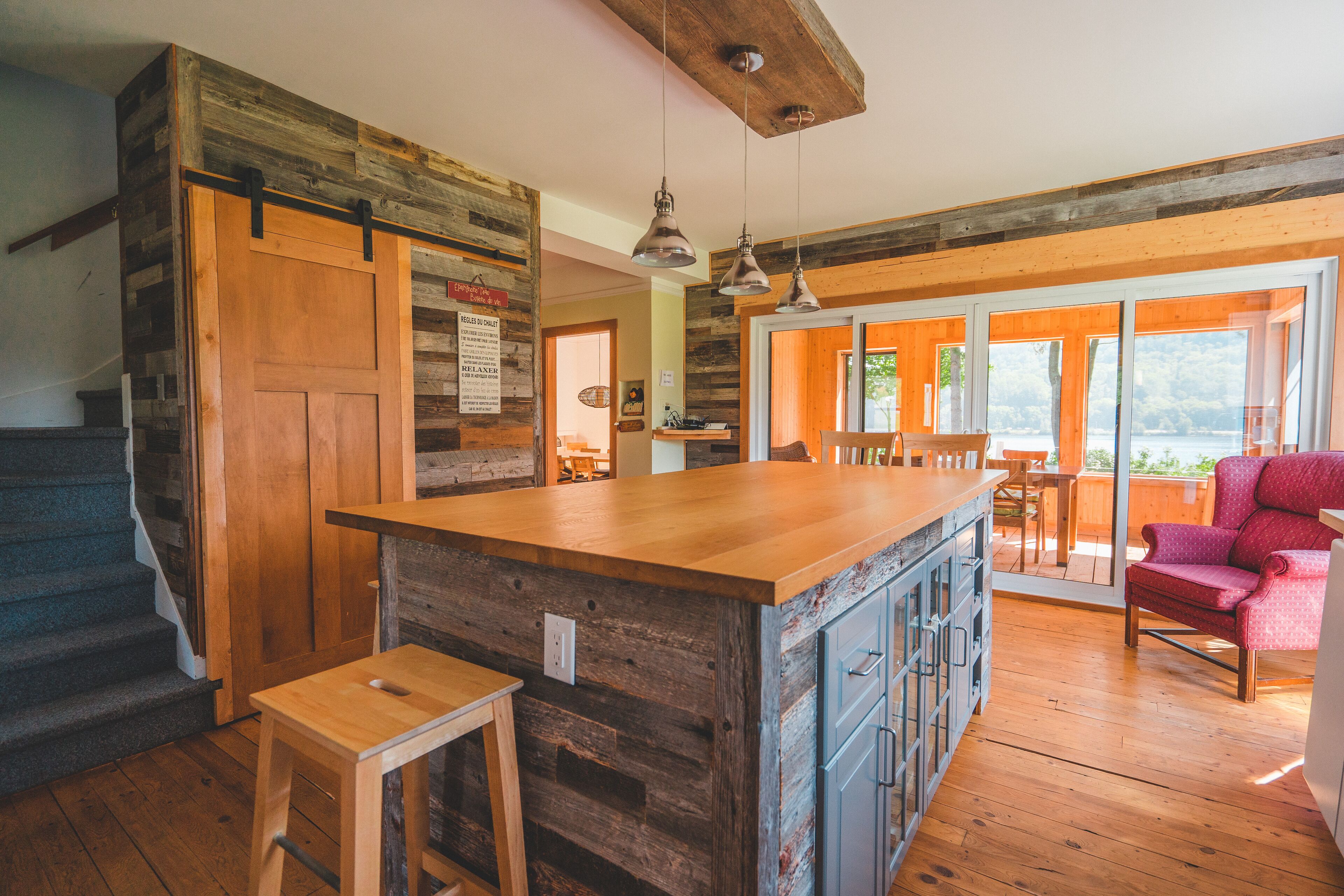 Una cocina rústica con detalles de madera, una zona de bar y vistas al exterior.