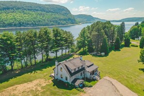 Panoramic Chalet | Terrace/patio - Le 2800 du Parc (Shawinigan)